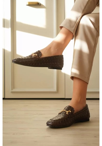 Alfaze Acı Kahve Deri Örgü Dokulu Gold Tokalı Şık Kadın Loafer Ayakkabı Topuk Boyu 1 Cm Acı Kahverengi Alfaze Acı Kahve Deri Örgü Dokulu Gold Tokalı Şık Kadın Loafer Ayakkabı Topuk Boyu 1 Cm Acı Kahverengi