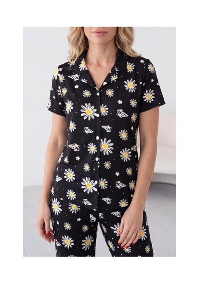 Moda Dua Siyah Papatya Ve Kelebek Desenli Kısa Kollu Gömlek Yaka Milan Kumaş Kadın Pijama Takımı Moda Dua Siyah Papatya Ve Kelebek Desenli Kısa Kollu Gömlek Yaka Milan Kumaş Kadın Pijama Takımı