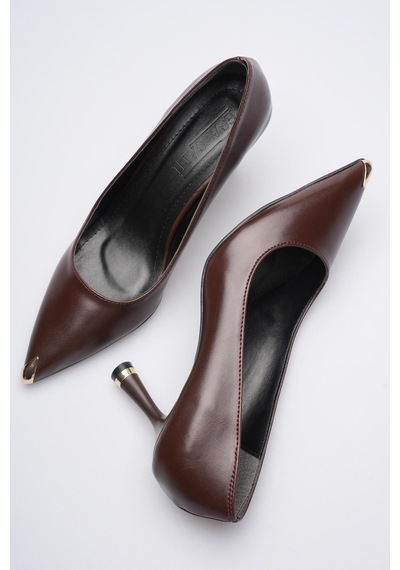 Esatsani Kahverengi Deri Sivri Burun 8 Cm Topuklu Gold Burunluk Detaylı More Stiletto Kadın Ayakkabı Kahverengi Deri Esatsani Kahverengi Deri Sivri Burun 8 Cm Topuklu Gold Burunluk Detaylı More Stiletto Kadın Ayakkabı Kahverengi Deri