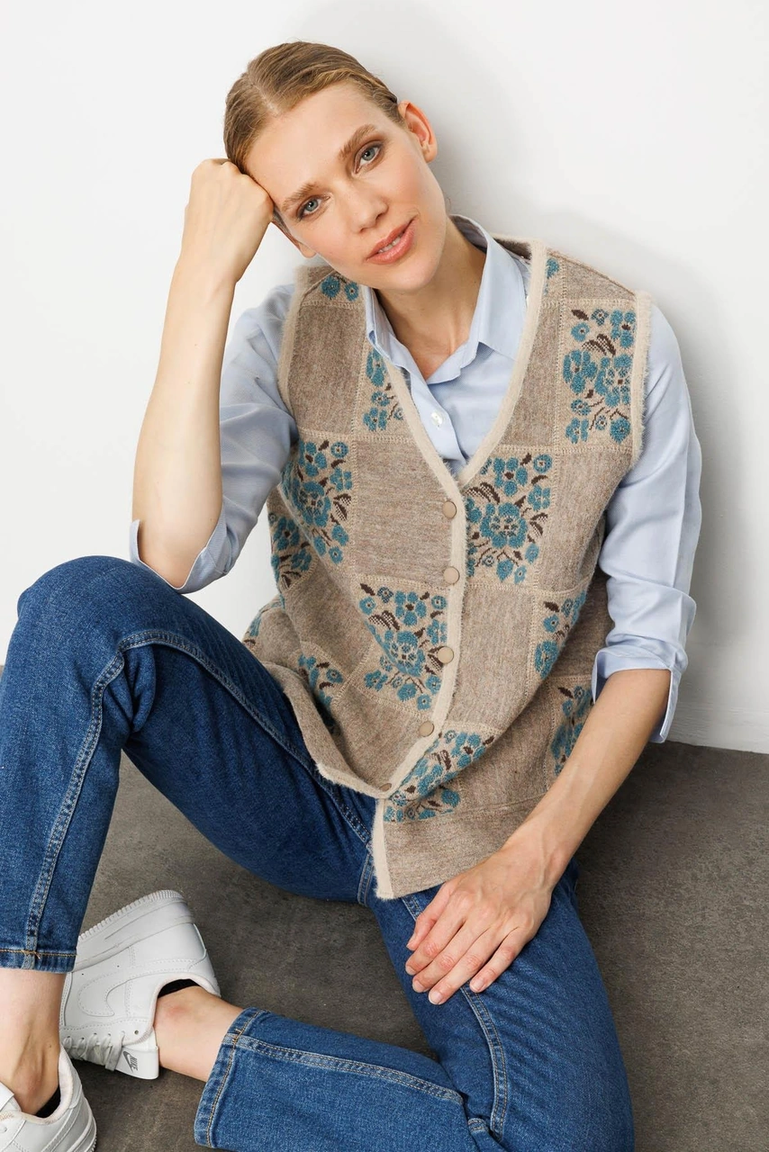 Desen Triko Kadın Pıtırcık Çiçekli Patchwork Keçe Yün Yelek Bej M.yeşili Bej M.yeşili Desen Triko Kadın Pıtırcık Çiçekli Patchwork Keçe Yün Yelek Bej M.yeşili Bej M.yeşili