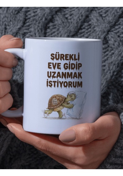 "sürekli Eve Gidip Uzanmak İstiyorum" Yazılı Yastıklı Uykucu Kaplumbağa Tasarımlı Kupa