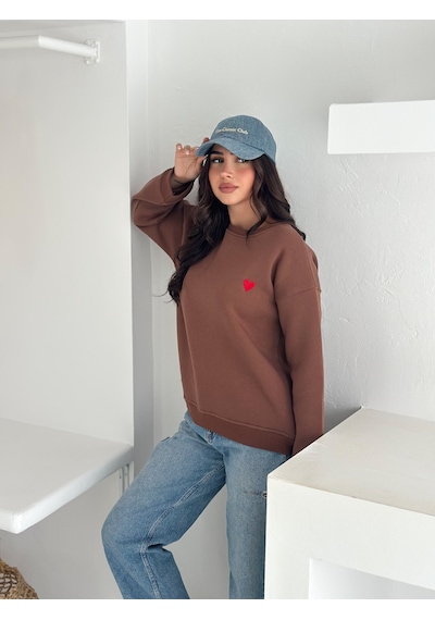 Kadın Kalp Nakışlı Sweatshirt Sade & Sevgi Dolu Stil Kahverengi
