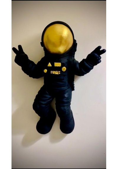Astronot Duvar Biblo, Uzay Siyah
