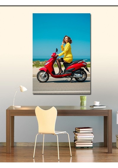 Kanvas Tablo Kırmızı Scooter Ve Kadın 50cmx70cm