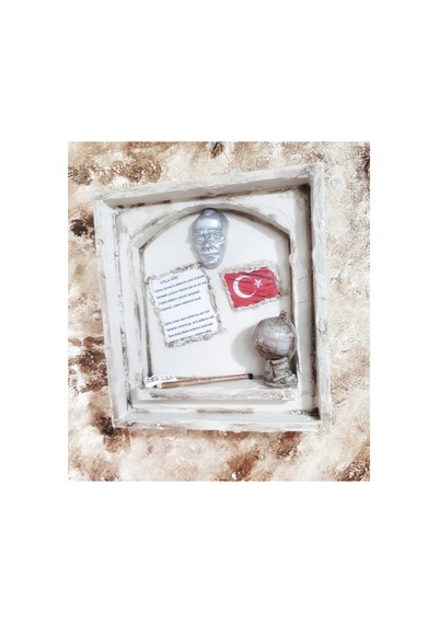 El Yapımı Ulu Önder Atatürk, Istiklal Marşı Ve Türk Bayrağı Üçlüsünden Oluşan Pano.