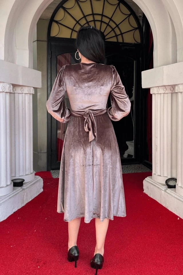 Defymoda Kadın Uzun Kollu V Yaka Kuşak Dahil Kadife Kumaş Midi Boy Elbise Sütlü Kahve Defymoda Kadın Uzun Kollu V Yaka Kuşak Dahil Kadife Kumaş Midi Boy Elbise Sütlü Kahve