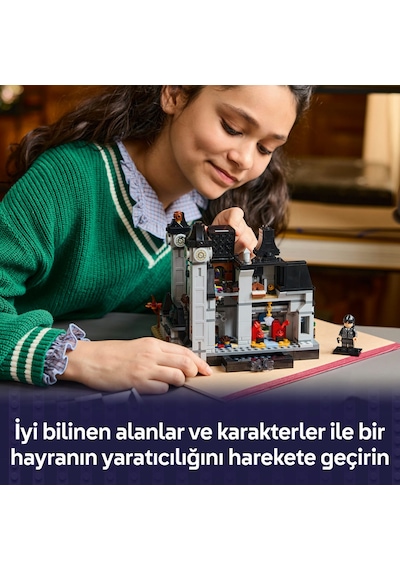LEGO® Wednesday Nevermore Akademisi 76788 - 10 Yaş ve Üzeri Çocuklar için Mikro Figür İçeren Oyuncak Yapım Seti (890 Parça)