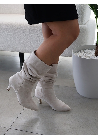 Asmi Shoes Kadın Gina Krem Süet Körüklü 6 Cm Topuklu Sivri Burun İnce Topuk Yarım Boy Çizme Asmi Shoes Kadın Gina Krem Süet Körüklü 6 Cm Topuklu Sivri Burun İnce Topuk Yarım Boy Çizme