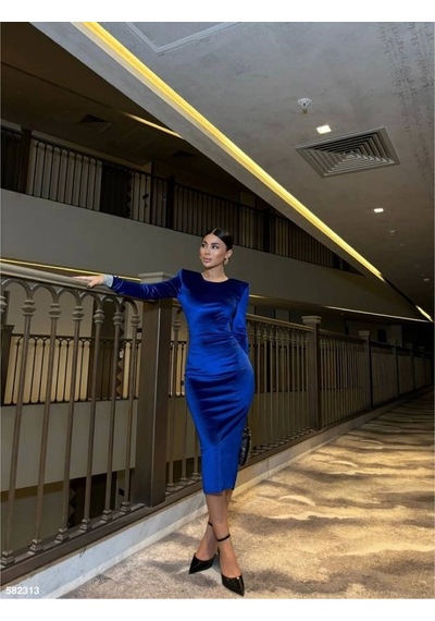 Saklımoda Kadın Bisiklet Yaka Vatkalı Manşet Detay Kadife Kumaş Midi Boy Elbise Saks Mavi Saklımoda Kadın Bisiklet Yaka Vatkalı Manşet Detay Kadife Kumaş Midi Boy Elbise Saks Mavi