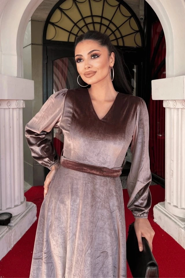 Defymoda Kadın Uzun Kollu V Yaka Kuşak Dahil Kadife Kumaş Midi Boy Elbise Sütlü Kahve Defymoda Kadın Uzun Kollu V Yaka Kuşak Dahil Kadife Kumaş Midi Boy Elbise Sütlü Kahve