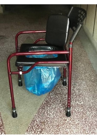 Medikaltec Deri Döşemeli Hasta Tuvaleti Klozeti Sandalyesi Seyyar Tuvalet Kamp Tuvaleti Taşınabilir Tuvalet