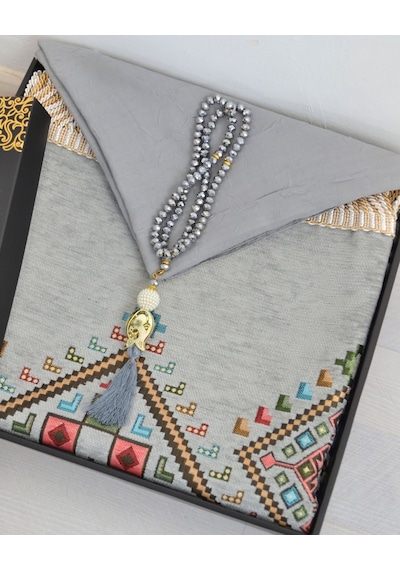 Çeyizlik Hediyelik Seccade Eşarp Tesbih Set Kilim Desenli Kadife Astarlı Seccade, Eşarp, Kristal Tesbih Özel Kutulu Lüks Hediye Seti Gri Çeyizlik Hediyelik Seccade Eşarp Tesbih Set Kilim Desenli Kadife Astarlı Seccade, Eşarp, Kristal Tesbih Özel Kutulu Lüks Hediye Seti Gri