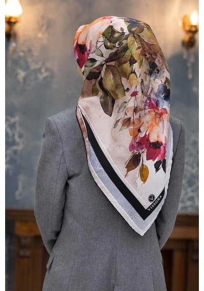 Vissona %100 Twill İpek Bahar Çiçekleri Desenli Siyah - Haki Renkli 90x90 Eşarp Dikim Şekli : El Dikişi Çok Renkli