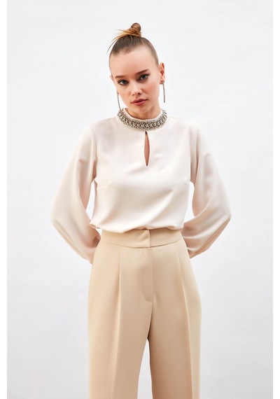 Sateen Yaka Aksesuarlı Bluz - Bej-132569