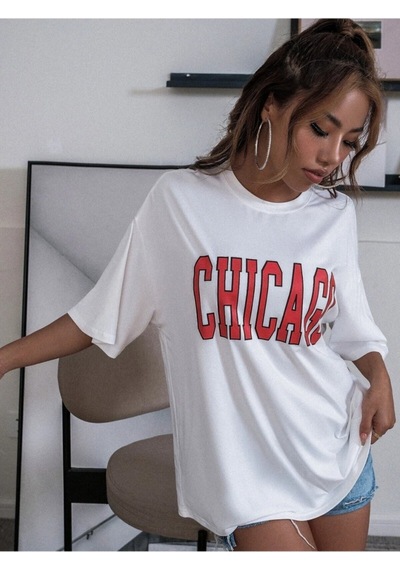 Flood Of Style Kadın Beyaz Chicago Baskılı Düşük Omuz Oversize Bisiklet Yaka T-shirt