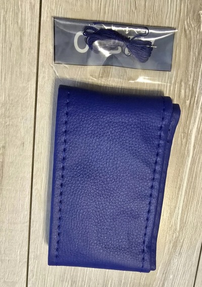 Otomobil Düz Suni Deri Mavi Renk Mavı İpli Dikmeli Direksiyon Kılıfı Siyah