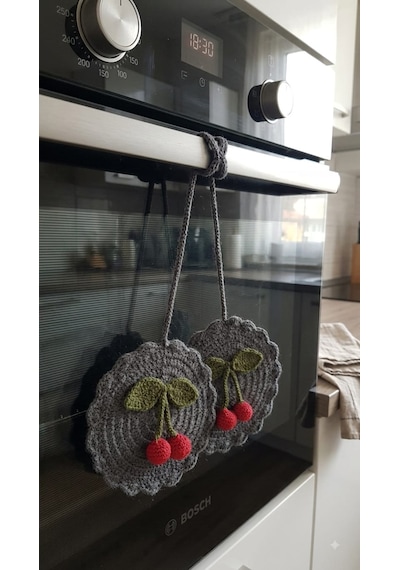 El Örgüsü Amigurumi Kiraz Motifli Fırın Tutacagı Gri - Koyu Gri