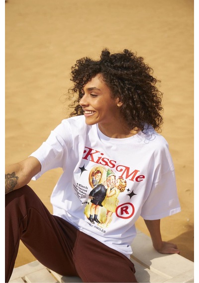 Flood Of Style Unisex Kiss Me Tshirt Beyaz