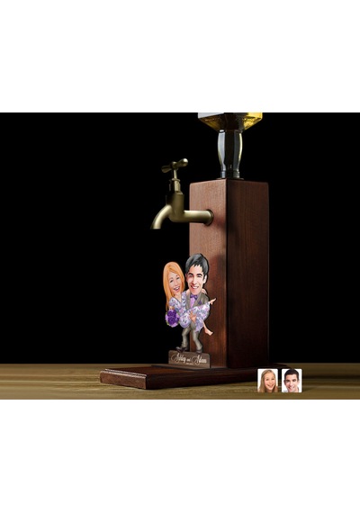 Bk Gift Kişiye Özel Sevgililer Karikatürlü Musluklu Ahşap Viski Standı-22, Viski Çeşmesi, Doğum Günü Hediyesi, İçecek Dispenseri