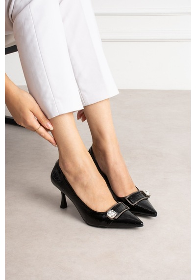 Dabab Shoes Sena Kadın Siyah Kırışık Rugan Sivri Burun Taşlı Toka Detaylı 7 Cm İnce Topuklu Stiletto Ayakkabı Dabab Shoes Sena Kadın Siyah Kırışık Rugan Sivri Burun Taşlı Toka Detaylı 7 Cm İnce Topuklu Stiletto Ayakkabı