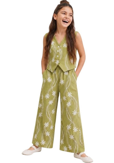 Irem Kız Çocuk Çiçek Desenli Yeleği Düğme Kapamalı Pantolonu Cepli Beli Lastikli Geniş Paça Model Yeşil Renk Pantolon Yelek Takımı Irem Kız Çocuk Çiçek Desenli Yeleği Düğme Kapamalı Pantolonu Cepli Beli Lastikli Geniş Paça Model Yeşil Renk Pantolon Yelek Takımı