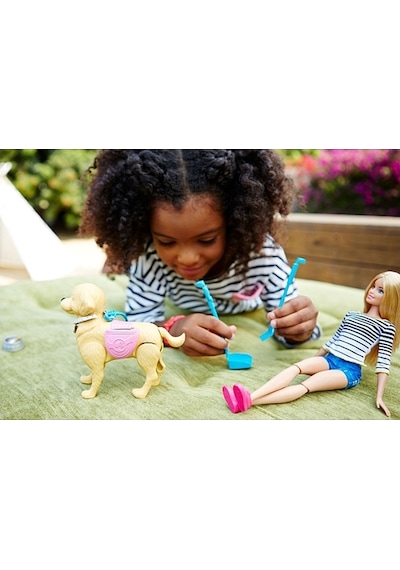 Barbie ve Tuvalet Eğitimindeki Köpeği Köpekli Barbie