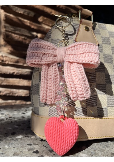 Maıson De Mode El Örgüsü Pembe Fiyonk Ve Kalp Detaylı Kristal Boncuklu Çanta Charmı Açık Pembe