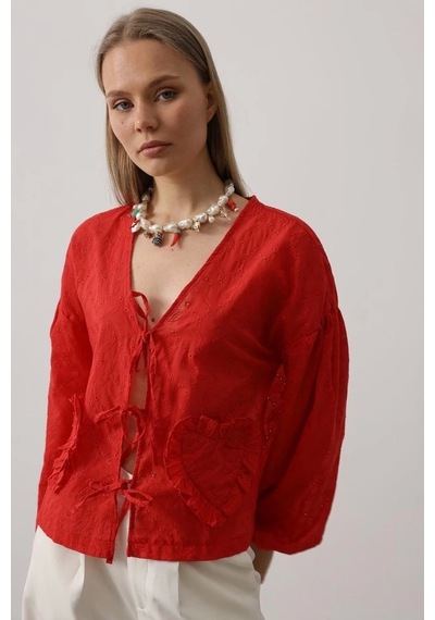 Defymoda Kalp Detaylı Bağlamalı Brode Bluz - Kırmızı Kırmızı
