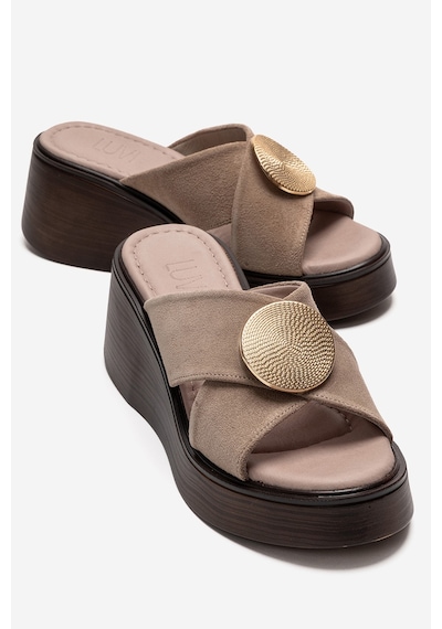 Luvishoes Fıanna Bej Süet Hakiki Deri Tokalı Çapraz Bantlı Kadın Dolgu Topuklu Terlik