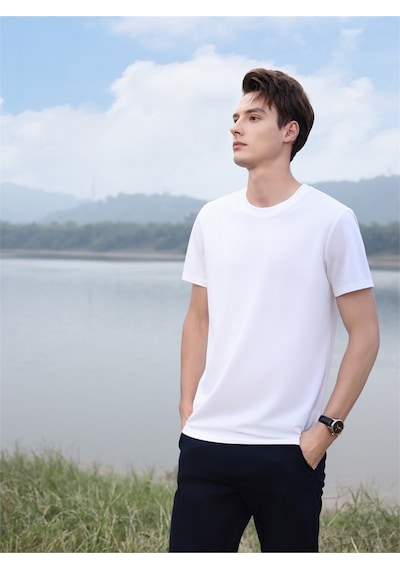 New Performance Premium Basic T-shirt %52,2 Polyester %37,1 Pamuk %3,2 Asetat Lifi %2,6 Dut İpeği %2,5 Keten %2,4 Spandeks Beyaz