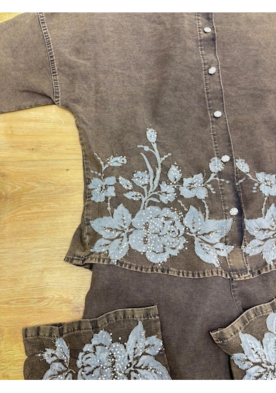 Büyük Beden Yakalı Düğmeli Kapri Kol Çiçek Desenli Bol Paça Denim Kadın İkili Takım Kahverengi