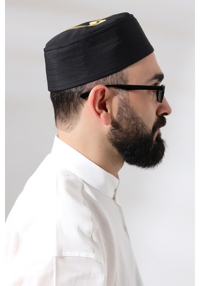 Siyah Kapitone Elif Vav Nakışlı Kalıp Namaz Takkesi Siyah