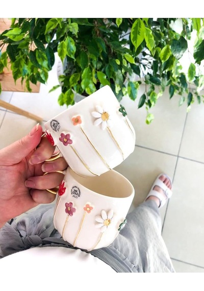 El Yapımı Bahar Çiçekleri Kabartmalı Kupa 24 Ayar Altın Dekorlu 300 Ml Mug Spring Flower Beyaz - Çok Renkli