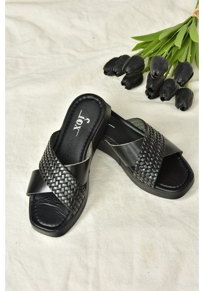 Fox Shoes Siyah Hakiki Deri Çapraz Bantlı Kadın Terlik M291049903