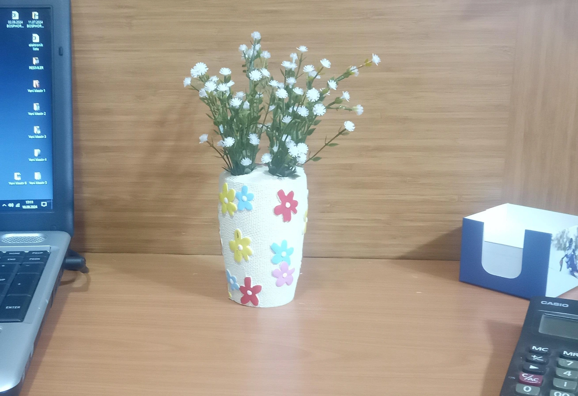 2 Adet Vazo Dahil,vazoda Çiçek,beyaz Yapay Çiçek,vazo Dekoratif Renkli Papatyalı Poliresin 5x5x16cm Çok Renkli