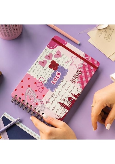 2026 Dikey Haftalık Ajanda Yatay A5 Formda Spiralli Sert Kapak Haftalık Ajanda 21x15 Cm Kolaj Çok Renkli