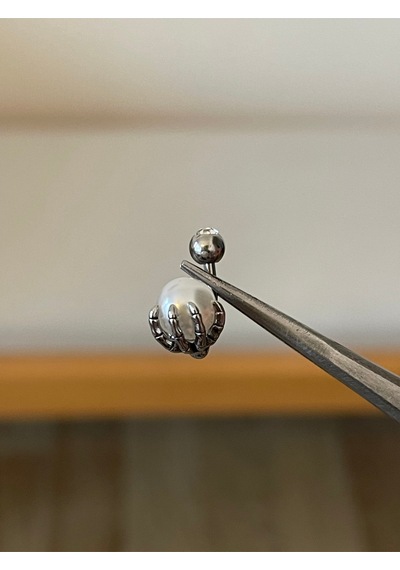 316 L Cerrahi Çelik Pençe Modeli Detaylı İncili Zirkon Taşlı Göbek Piercingi Gümüş
