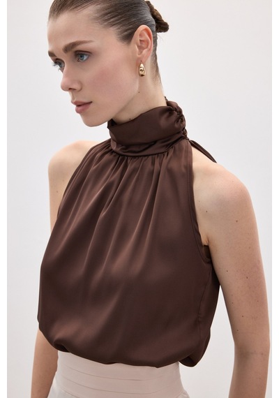 Sateen Boğazlı Kolsuz Bluz - Kahve-136541 Kahve