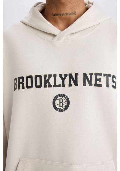 DeFactoFit NBA Brooklyn Nets Oversize Geniş Kalıp Kapüşonlu Sırt Baskılı Skuba Dalgıç Kumaş Sweatshirt D6711AX25SPBG662