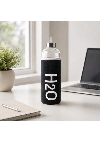 Peluş Kılıflı Cam Matara 600 Ml, Siyah H2o Nakışlı Kılıf, Taşıma Askılı Metal Görünümlü Vidalı Kapak, 8 24 Cm Şeffaf