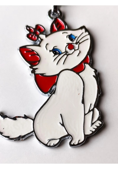 Moncuk Design Kırmızı Kurdelalı Ve Papyonlu Beyaz Renkli Şirin Kedi Metal Anahtarlık