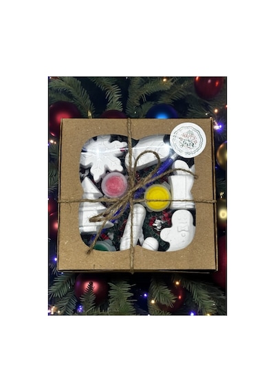 Taş Boayama Seti Hediyelik 12x12x3 Cm Kutuda 6 Parça Yılbaşı Figürleri 3 Renk Boya Ve 1 Fırça