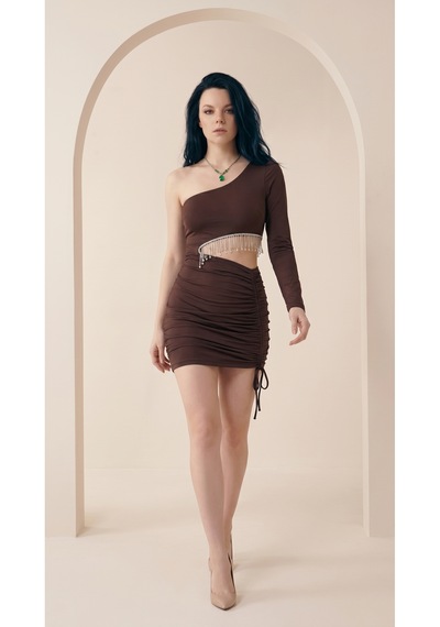 Orvelia Kristal Saçaklı Tek Omuz Bel Dekolteli Büzgülü Kahverengi Mini Elbise Sienna