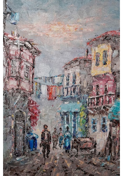 Renkli Cumbalı Evler, Asılı Çamaşırlar Ve Taş Sokak