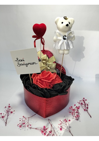 Seni Seviyorum Yazılı Ayıcıklı Kalp Kutu Gül Aranjmanı Sevgiliye Romantik Hediye Kırmızı Siyah