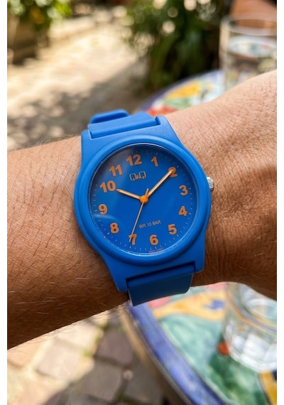 Q&q Qcg2225 Saks Mavi Rakamlı Silikon Kordonlu 38 Mm Su Geçirmez Unisex Kol Saati