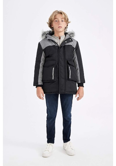 DeFacto Erkek Çocuk Çıkarılabilir Suni Kürk Yaka Kapüşonlu Pelüş Astar Parka C8990A824CWBK27