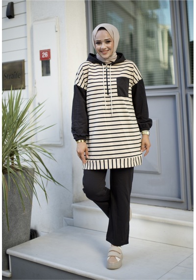 Hira Life Fashion Moda Efsa Tesettür Giyim Kapüşonlu Ve Önü Yarım Fermuarlı Çizgili 2 İplik Pantalon İle Tunik Takım Siyah Siyah Hira Life Fashion Moda Efsa Tesettür Giyim Kapüşonlu Ve Önü Yarım Fermuarlı Çizgili 2 İplik Pantalon İle Tunik Takım Siyah Siyah