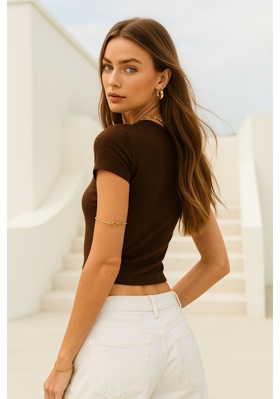 Kadın Kahverengi Esnek Kumaşlı Vücuda Oturan Slim Fit Kısa Kollu Crop T-shirt Kahverengi