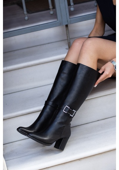 Dabab Shoes Kadın Siyah Cilt Jany Model Toka Detaylı Diz Altı Fermuarlı Sivri Burunlu Kalın Topuklu Çizme Dabab Shoes Kadın Siyah Cilt Jany Model Toka Detaylı Diz Altı Fermuarlı Sivri Burunlu Kalın Topuklu Çizme